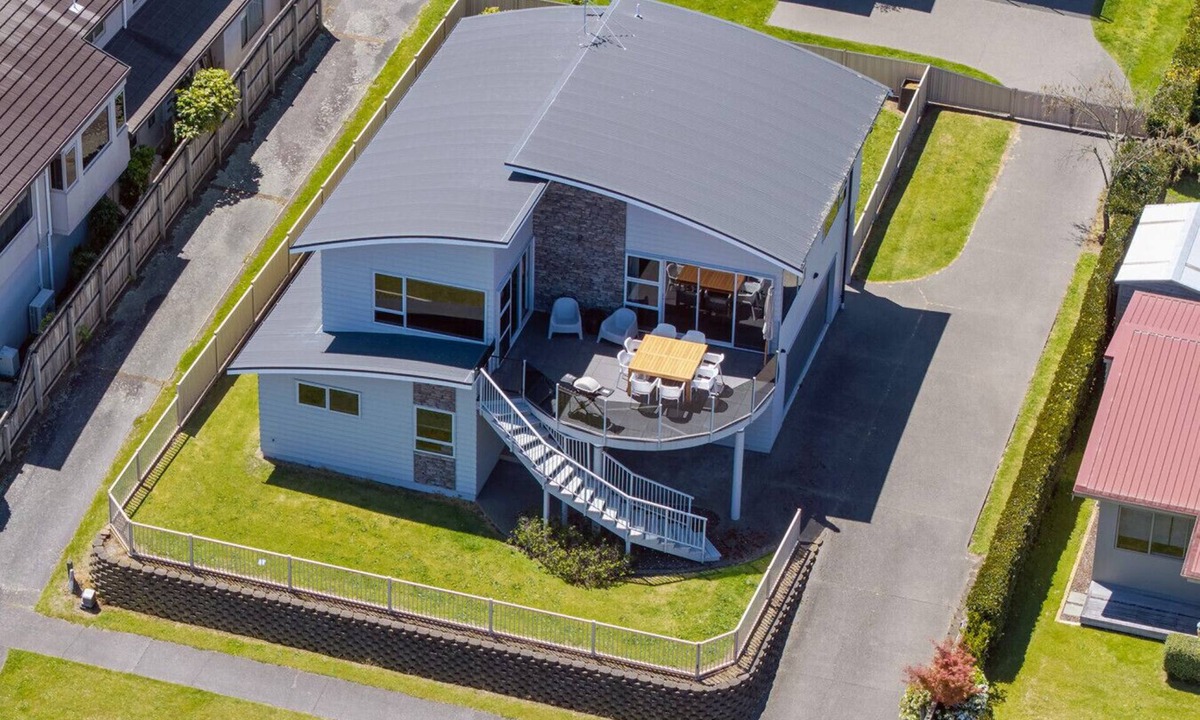Taupo House | Mere Magic with Water Views - central location near lake front