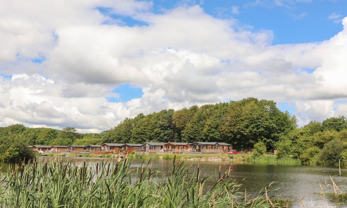 Tewitfield Cottage | MERESIDE, family friendly, with pool in Carnforth