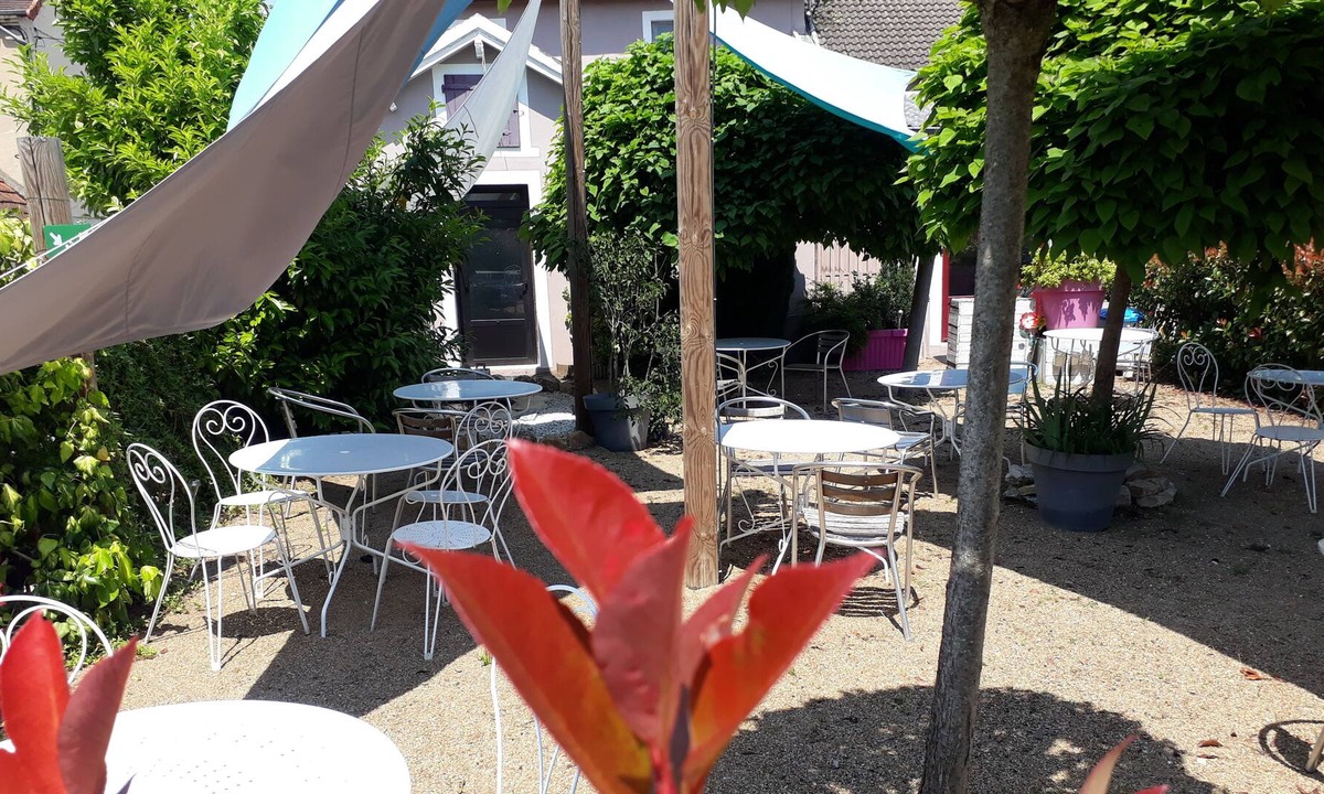 Digoin Hotel | Merle Blanc