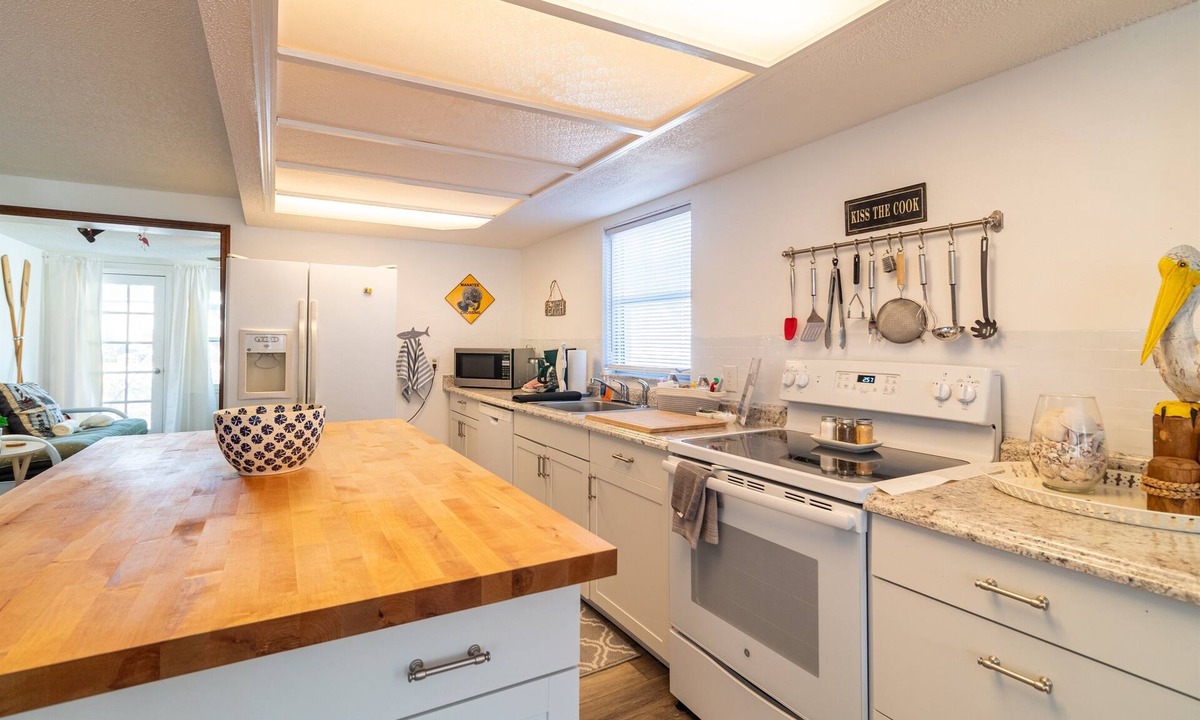 Weeki Wachee Gardens Cottage | Mermaid Cottage - Canal Front