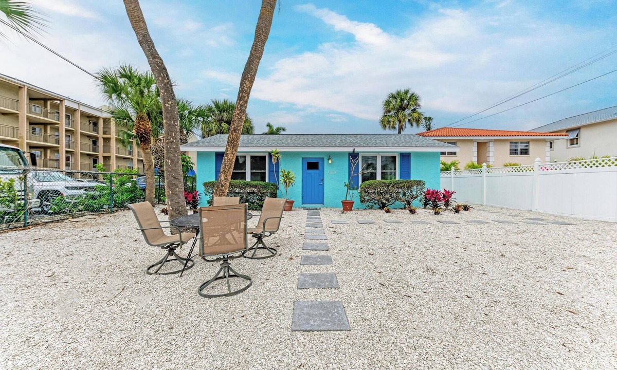 Sarasota Cottage | Mermaid for a Day | Your Lively Lido Beach Studio Retreat, Steps to Sand