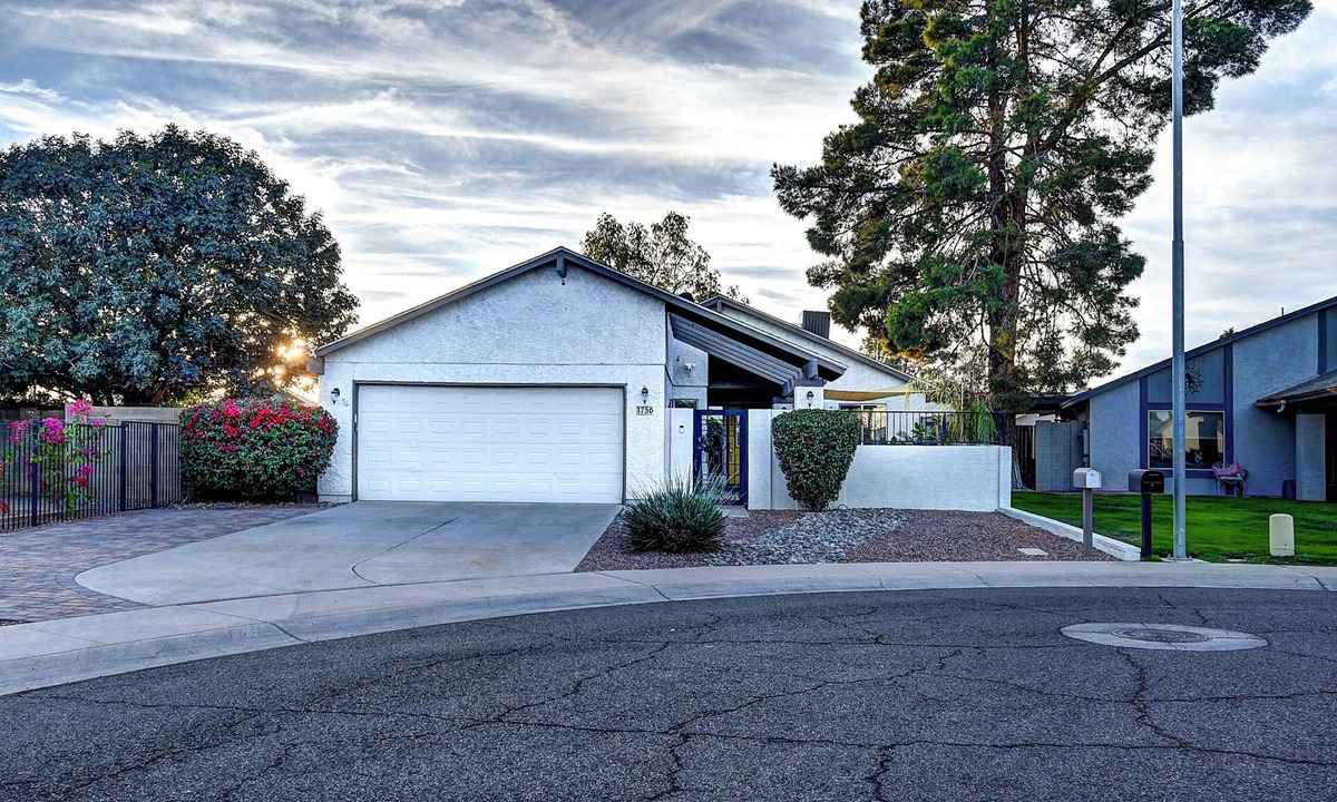 Dobson Ranch House | Mesa Lake Front House With Pool and Hot Tub!