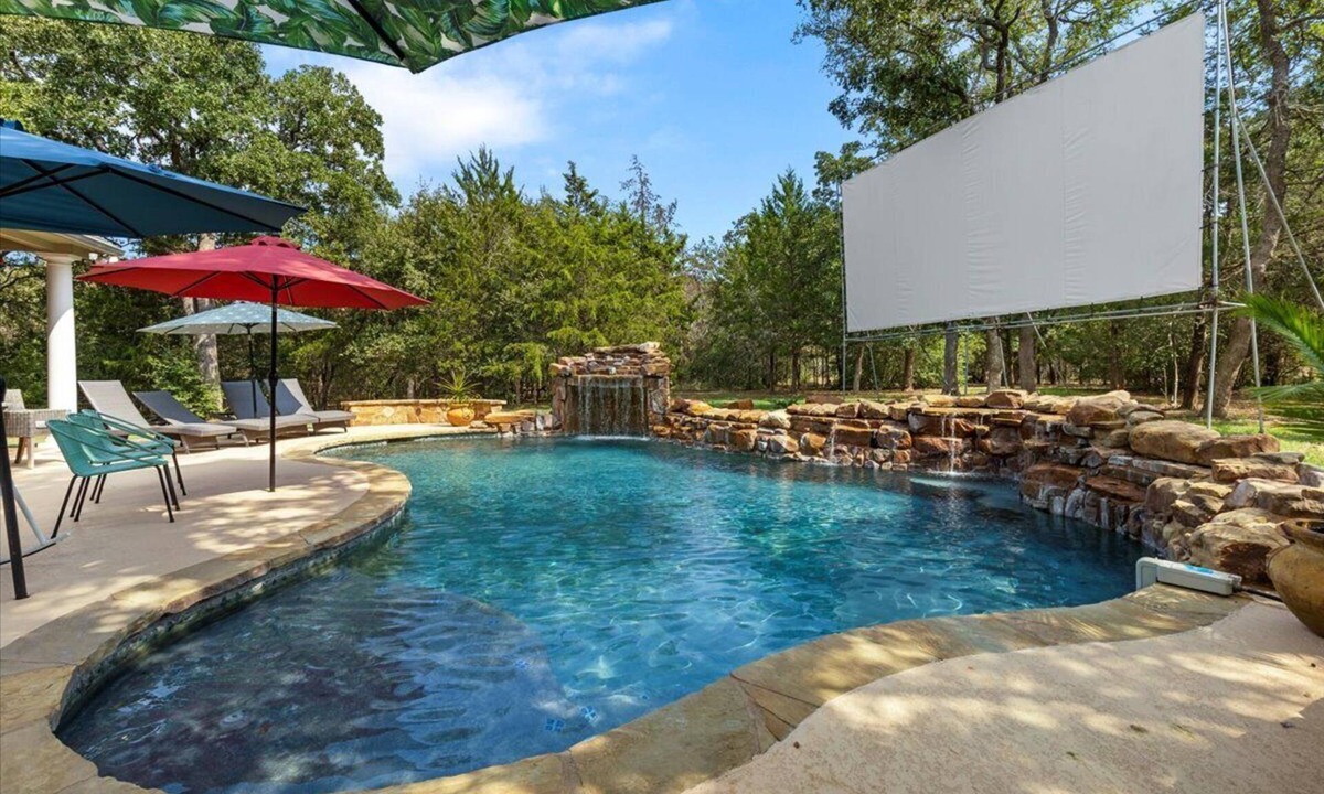 Cedar Creek House | Mesquite Retreat: Close to Austin and COTA: Fun, Family, and Friends,