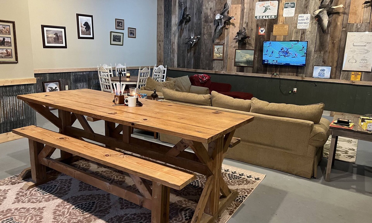 Harrisburg House | Metal Building Hunting Lodge CabinnSleeps 16 - Rustic