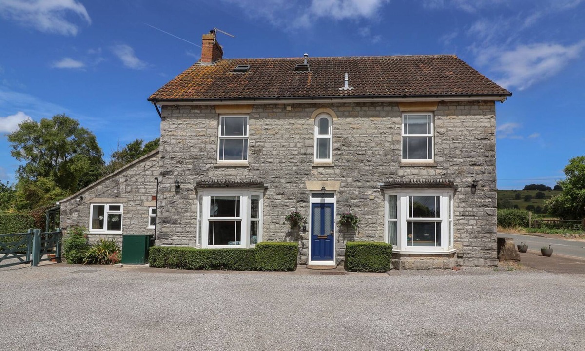 Compton Dundon Cottage | METCALFE HOUSE, pet friendly, with open fire in Compton Dundon