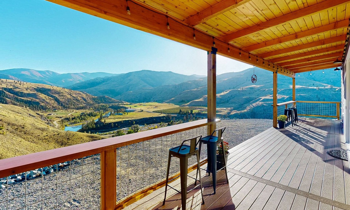 Pateros House | Methow River Ranch home with river access & beautiful deck - dog-friendly