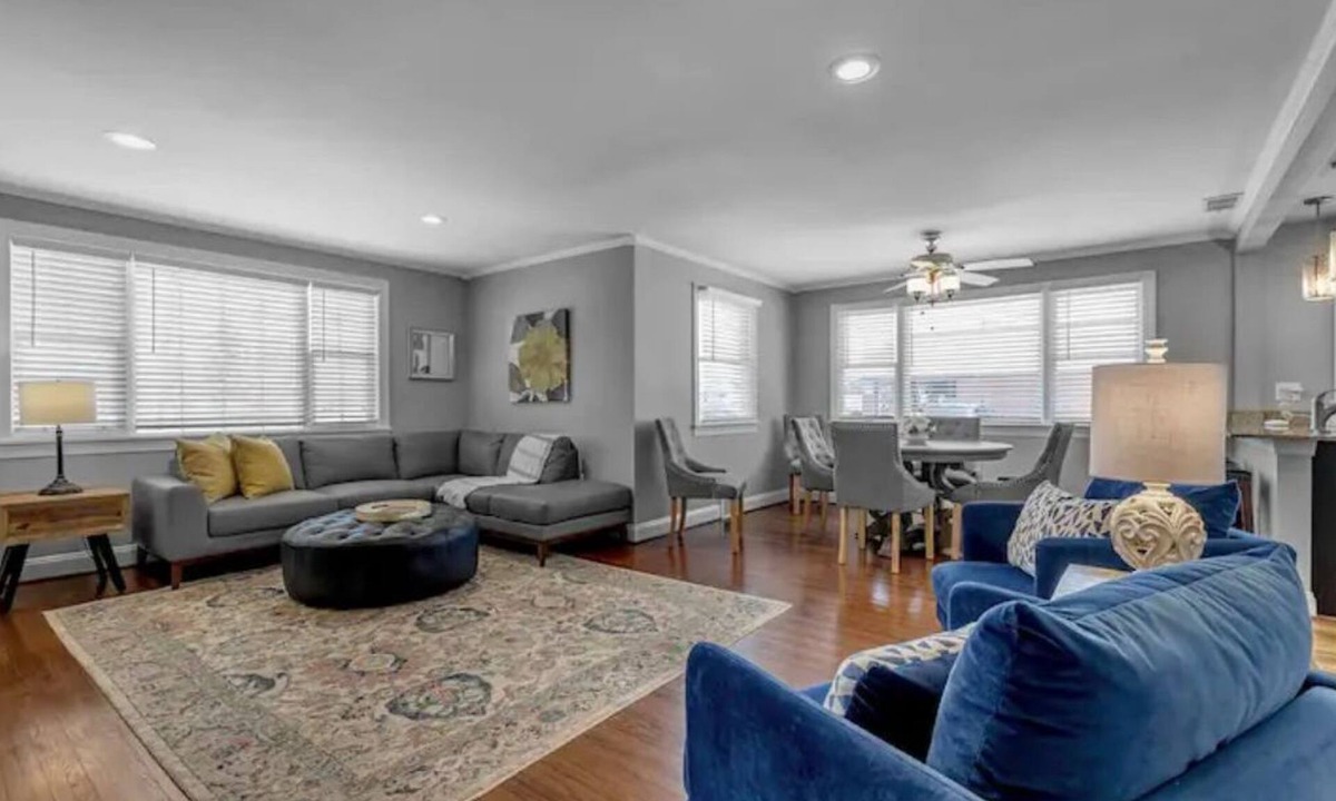 Clarence Apartment | Meticulous Main St Ranch 3 Bd Lux Apt Front Unit