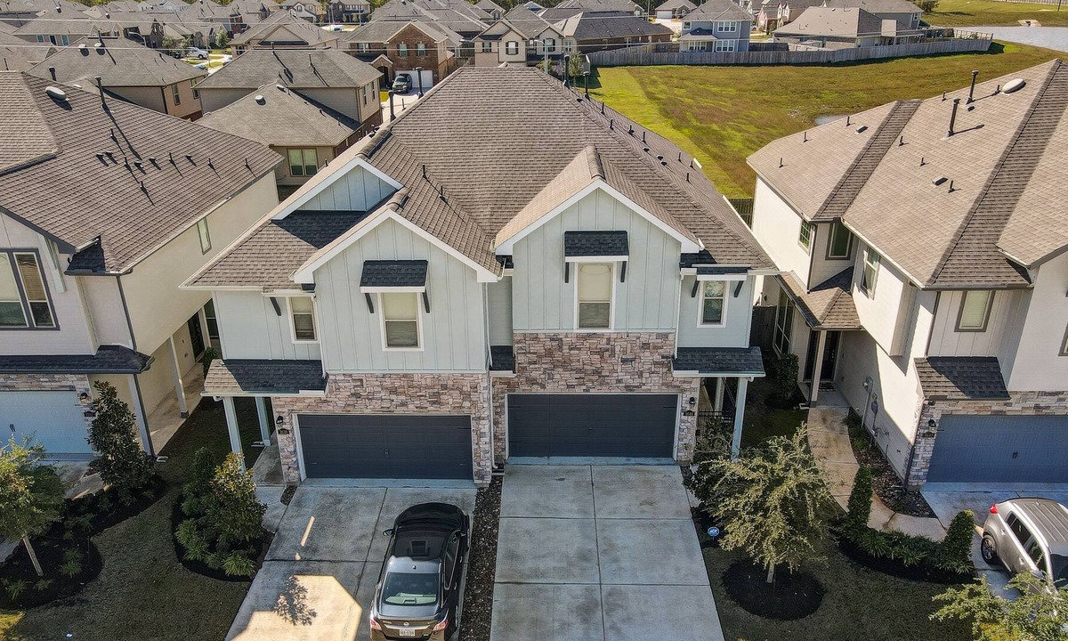Richmond House | Meticulously-maintained 3-BR Townhouse w/ Backyard ~ Double-Story!