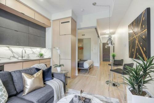 Toronto Entertainment District Apartment | Metropolis Loft - CN Tower