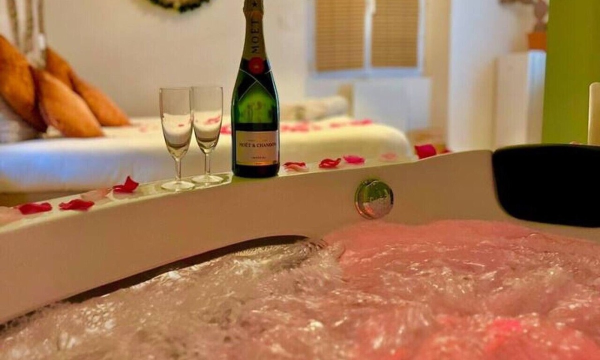 Nanteuil-les-Meaux Bed & Breakfast | Mexico Suite with Jacuzzi 15min Disney
