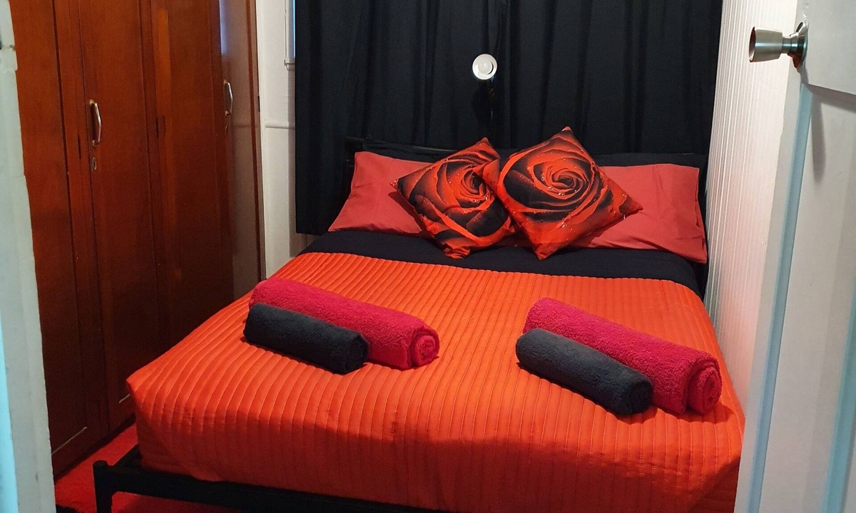 Mount Morgan House | Meyenburg unit 2, fully self contained private unit, 2 DBs, 4pax