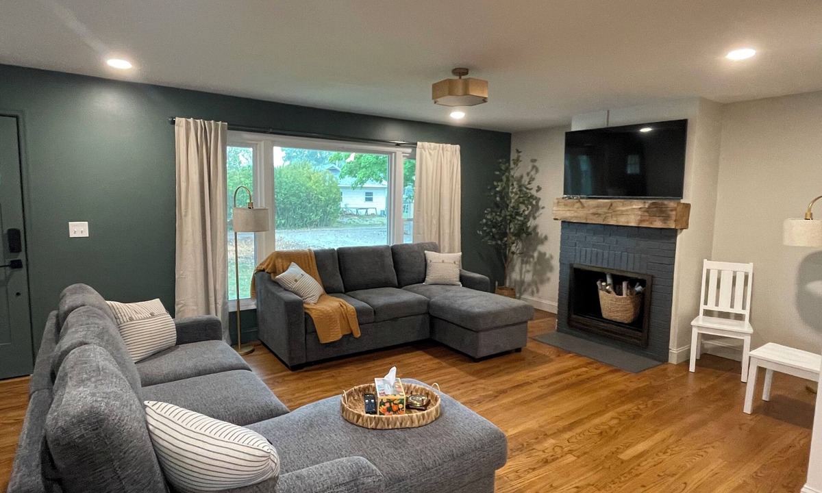 Upland House | mi casa es TU casa (Center)