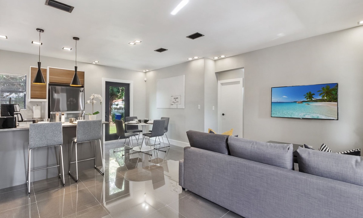 Liberty City Villa | Miami Deluxe⭐️ near Beach/Airport/Wynwood/Design District & Free gated Parking.