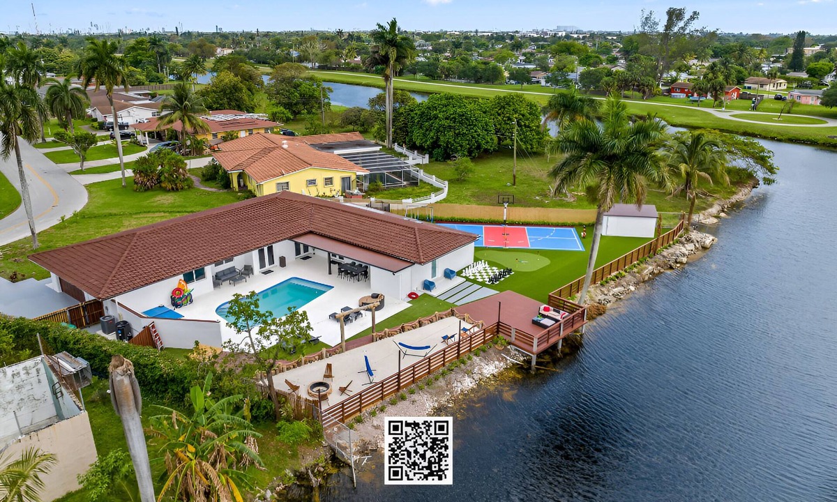 Miami Gardens House | Miami Lakefront Mansion - Unforgettable, 30 Guests