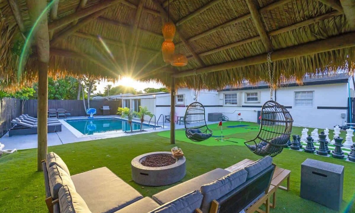 Miami Gardens House | Miami Private Pool Ping Pong Golf & Arcade Game