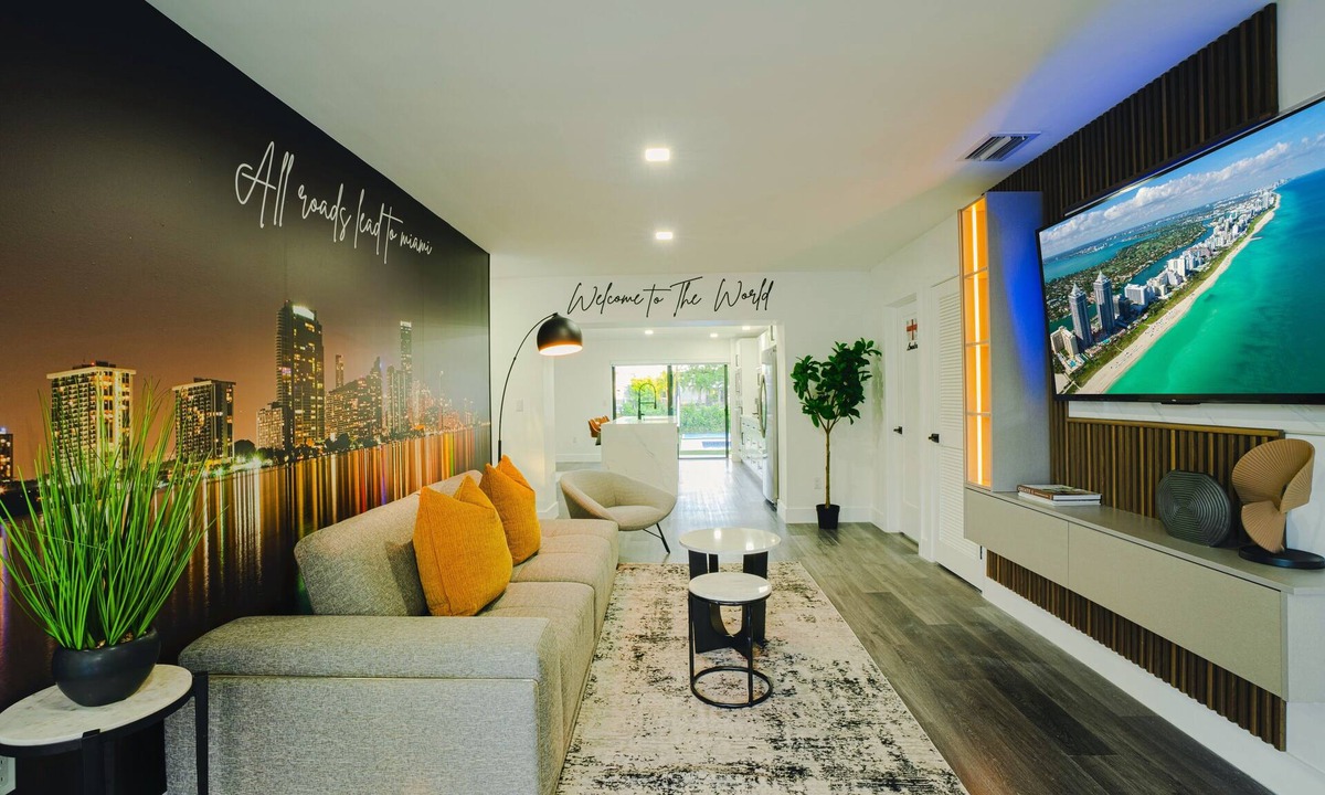 Tamiami House | Miami World Mansion/9 Bedrooms/Game Room/Htd Pool/Pickleball/Mini Golf