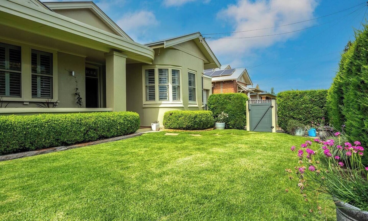 Central Mudgee House | Micah House Central Mudgee Art Deco Hideaway