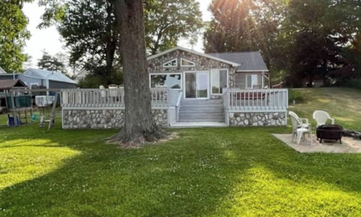 Reading House | Michigan Lakefront House