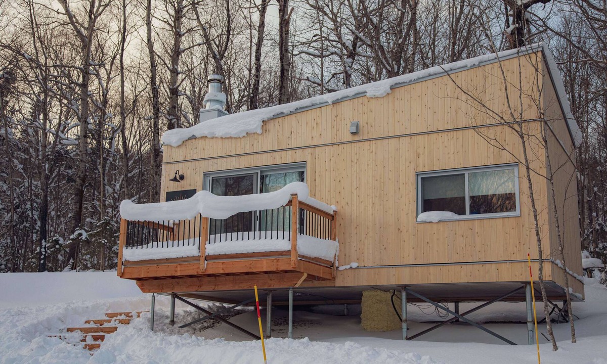Notre-Dame-Auxiliatrice-de-Buckland Ski Chalet | Micro-Cabine in the Mountains | Solstice 4