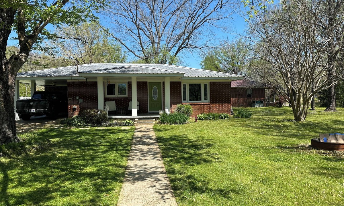 Linden House | Mid-Century 3-beds entertaining home Linden, TN. Lake, River, recreational area