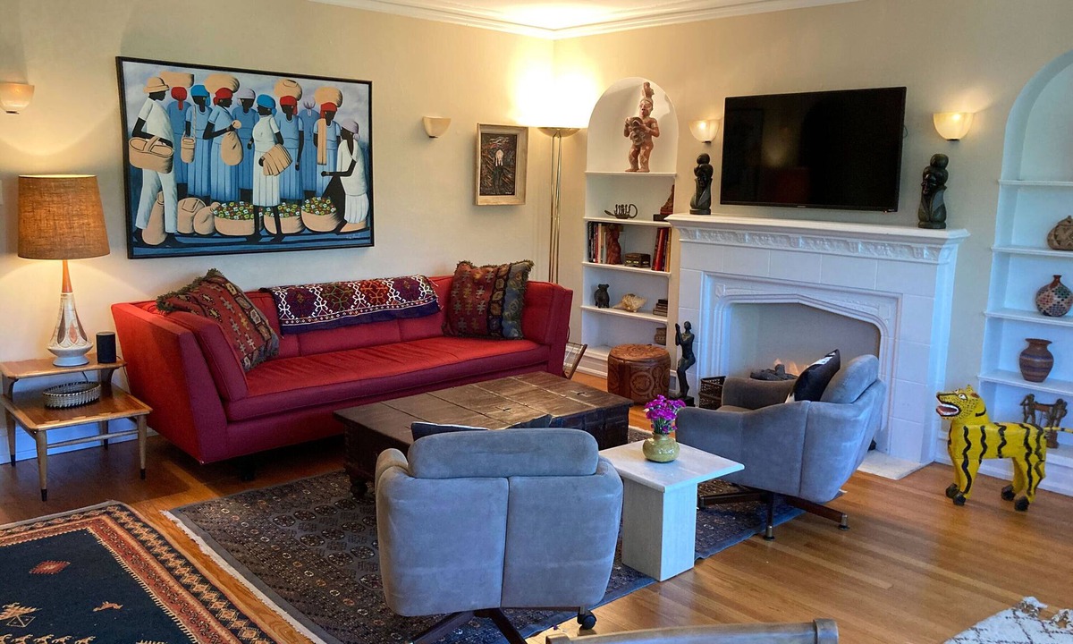 North Evanston Apartment | Mid Century Elegance in Evanston: Vintage Apt 2 BR + Office/Den Guest Room