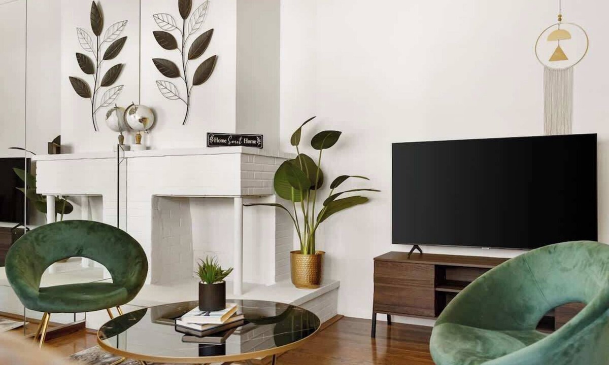 East San Mateo House | Mid Century Garden View Home Parking