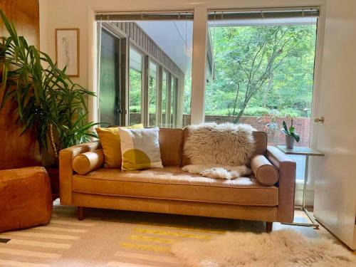 Chapel Hill House | Mid-Century Gem Creekside King Beds Near UNC