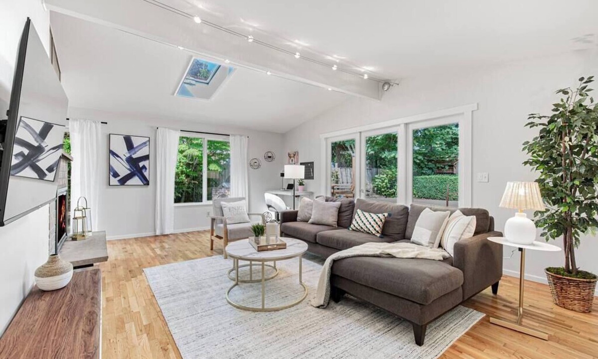 North Rose Hill House | Mid-Century Modern Home - 3-Bedroom Rambler