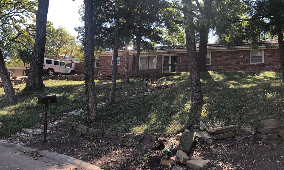 Bartlesville House | Mid-Century Modern Ranch 3-bedroom house in Bartlesville with AC