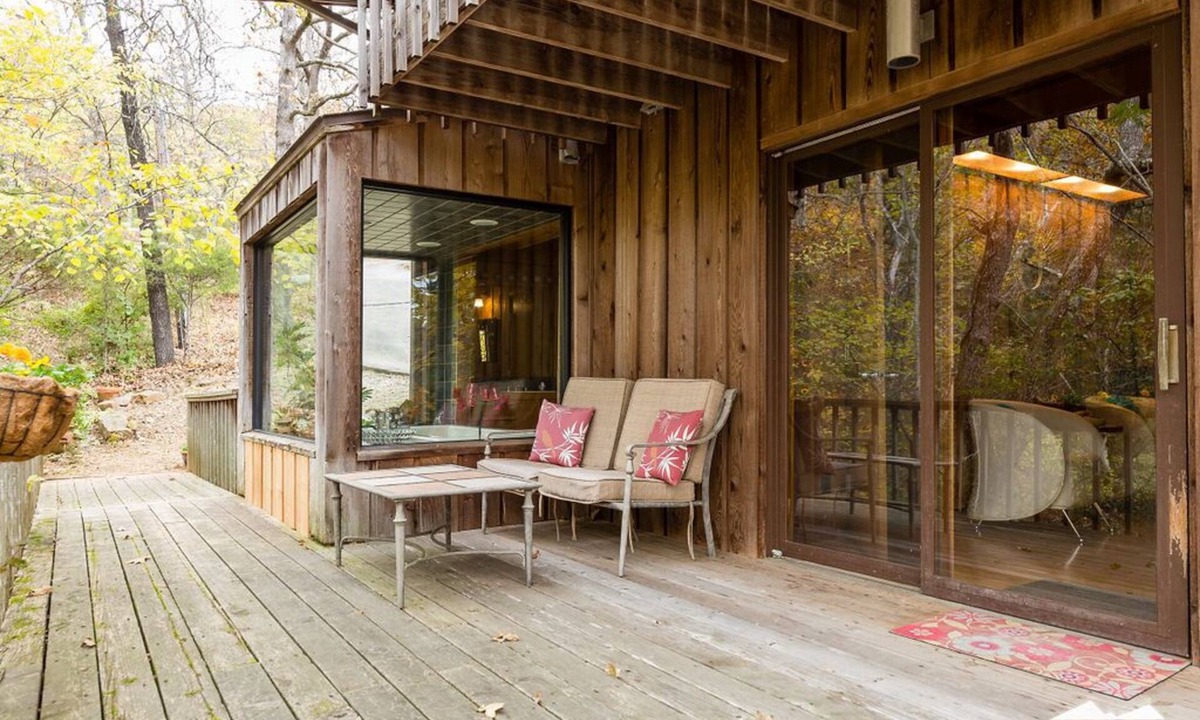 Fayetteville House | Mid century modern retreat with hot tub! Nature lovers staycation!
