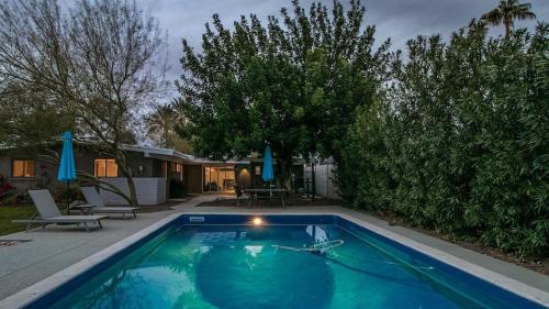 Camelback East House | Mid-Century Modern wBackyard Oasis Putting Green