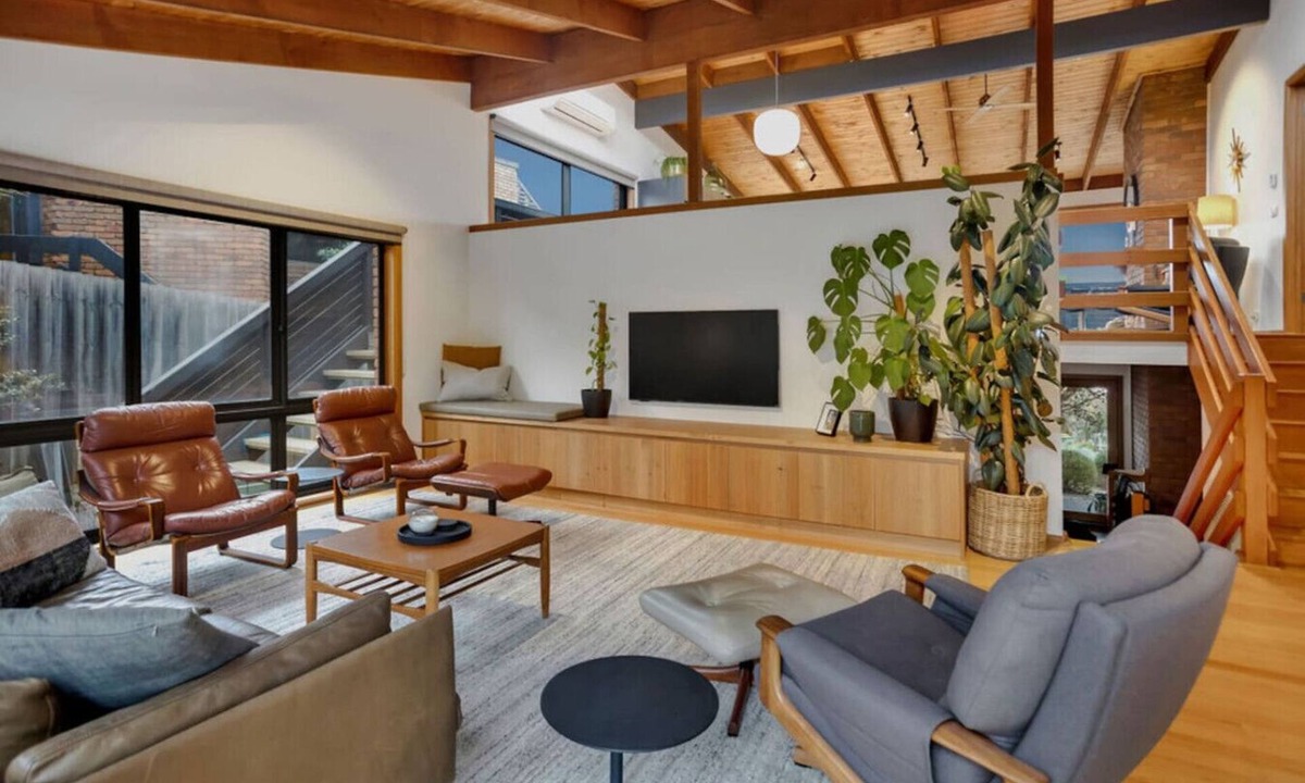 Jan Juc Apartment | Mid Century on Eastview