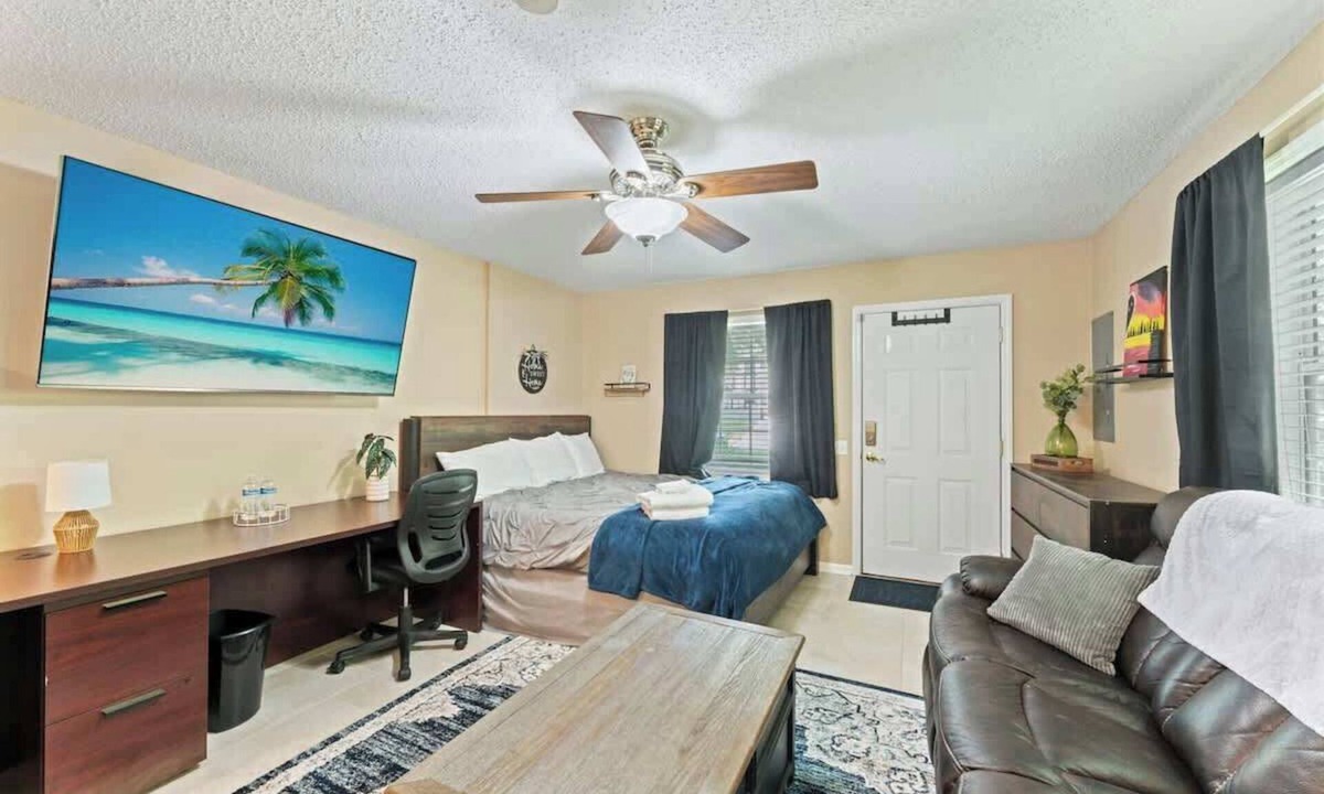 Southside Apartment | "Mid-Century Studio" Kitchenette, Wi-Fi