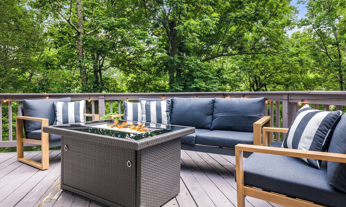 Wintergreen Cabin | Mid‑Century Retreat Near Breweries Sleeps 12