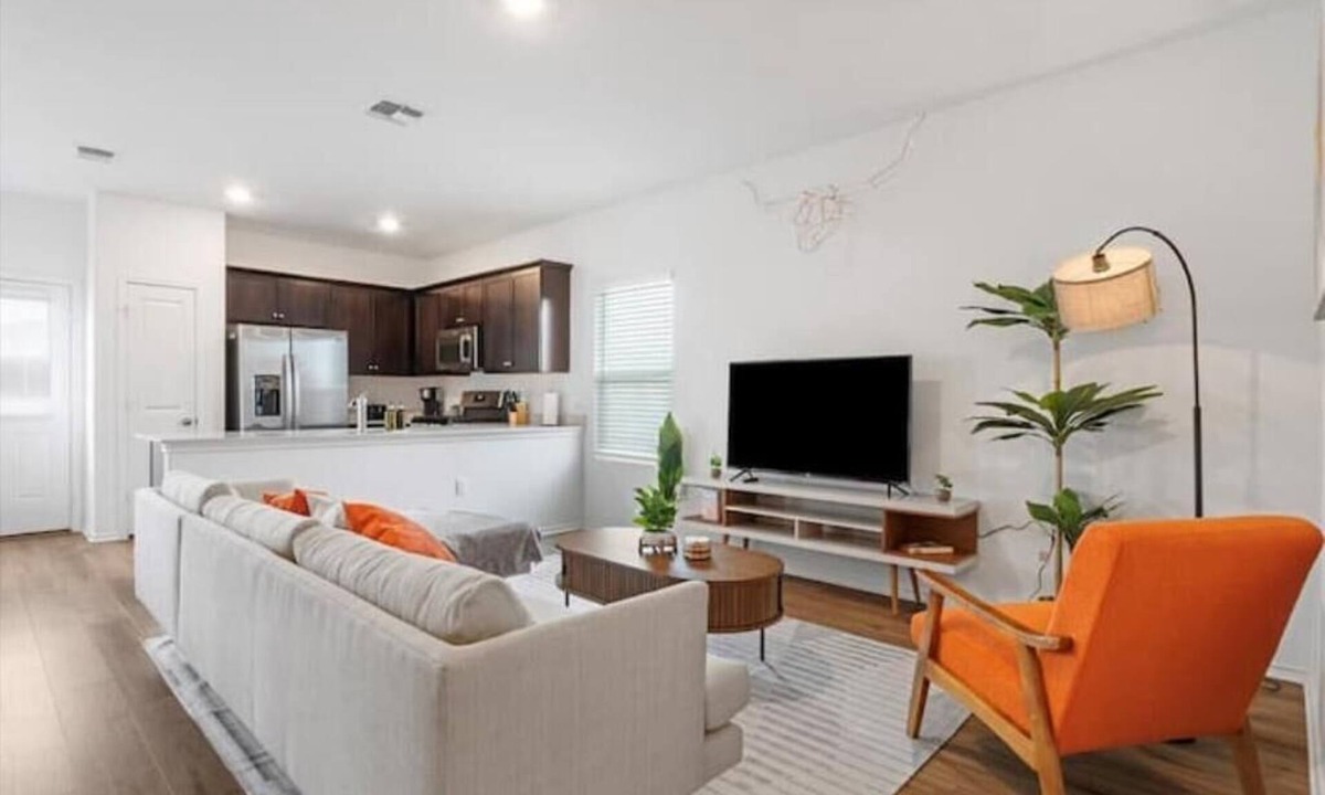 Del Valle House | Mid-Mod Oasis near Tesla & COTA