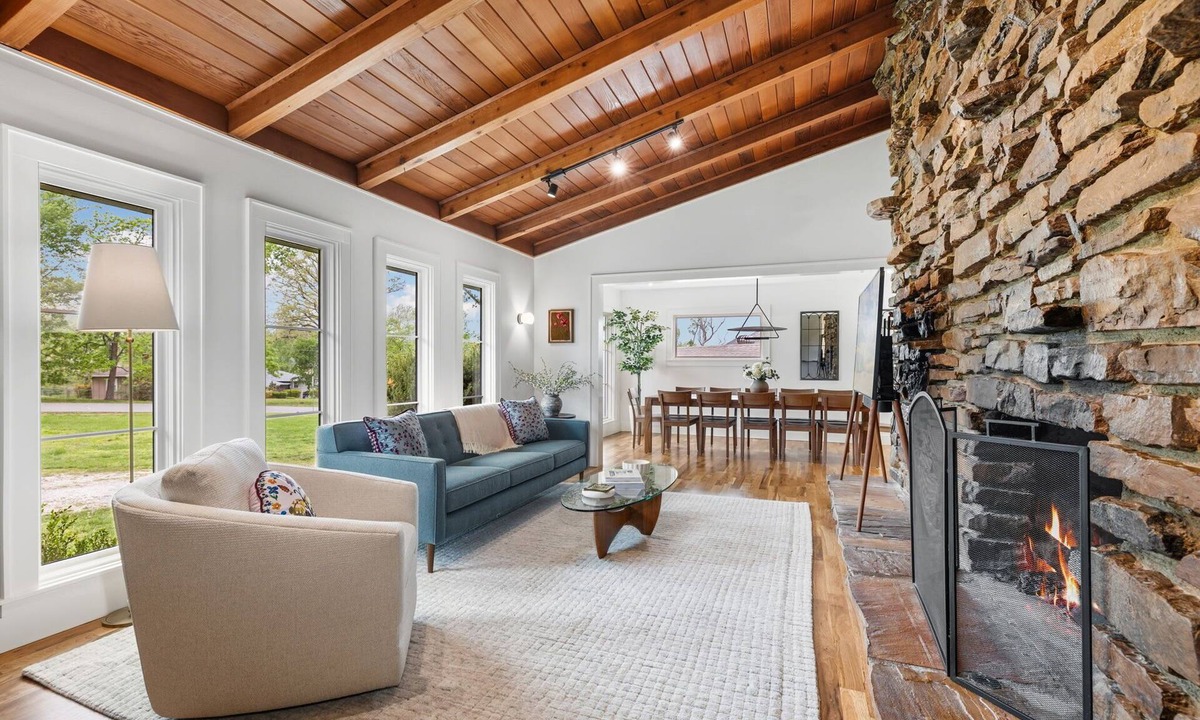 Downtown House | Mid-Mod-Sauna & Hot Tub-Walk to Downtown-On MTB