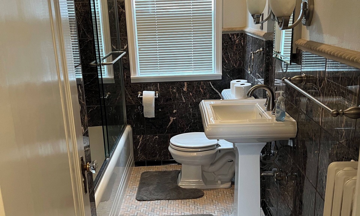 Highland House | Mid-Term Rental - Over 30 Days - Saint Paul near colleges