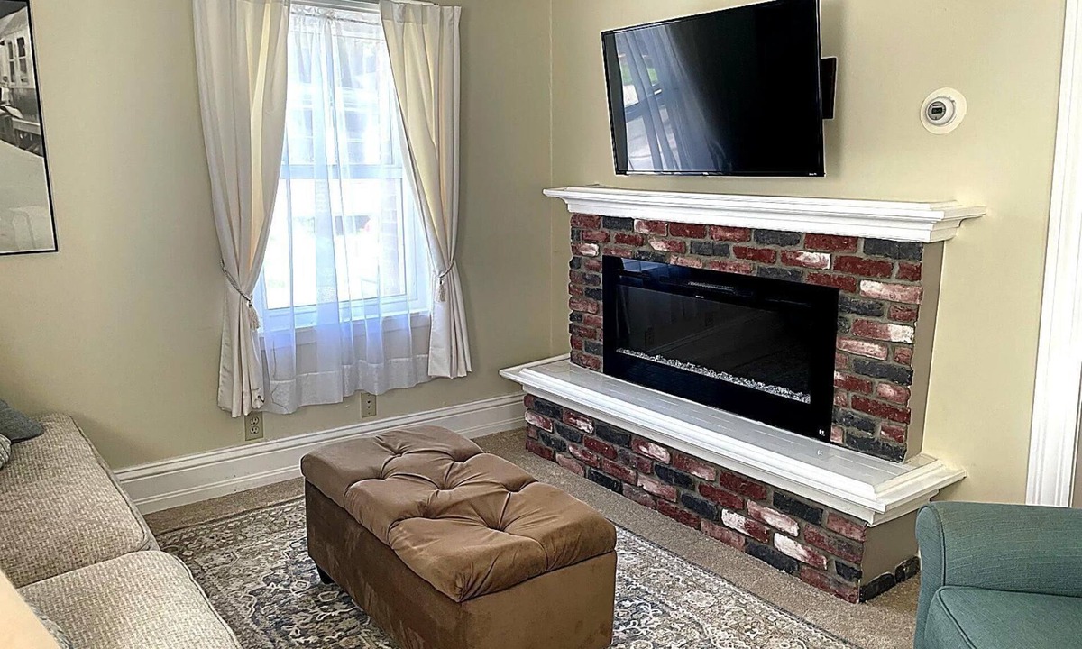 South End House | Mid-week Retreat! Work by day, play by night! Spacious 5BR Near UVM