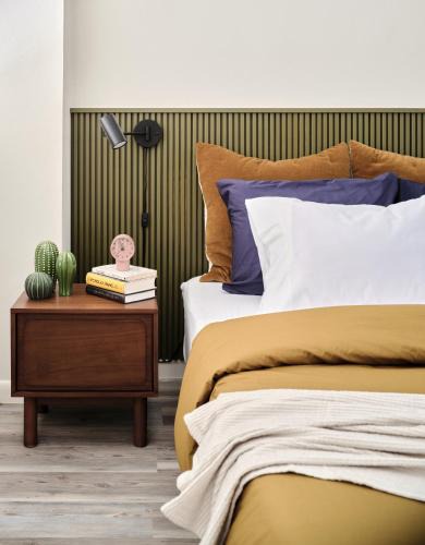 St. Edwards Apartment | Midcentury Couples Designer Loft - Casa Tuya