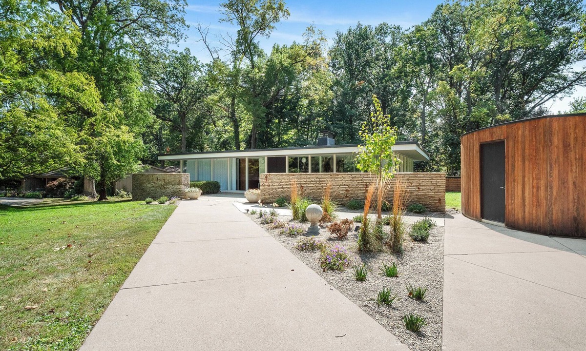 Saint Marys  Allen County House | Midcentury Glass Getaway