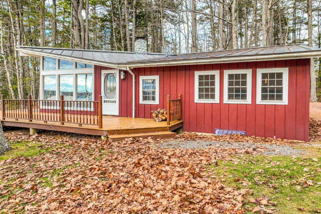 Nobleboro House | Midcentury Meets Rustic Lakefront