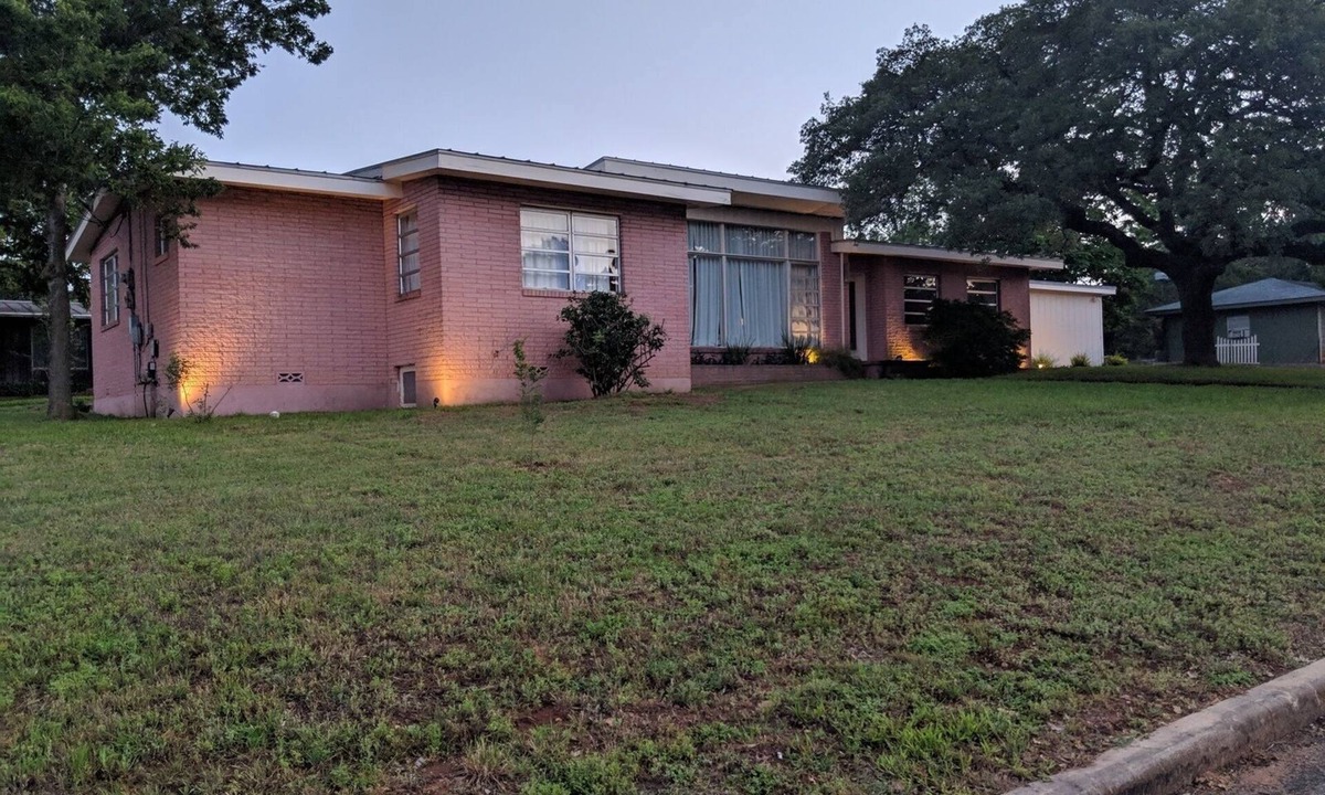 Fredericksburg House | Midcentury modern beauty, completley remodeled, adjacent to historic district