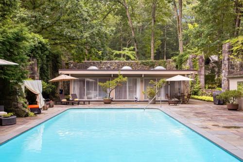 North Stamford House | Midcentury Modern ZenHouse Sculptor Studio