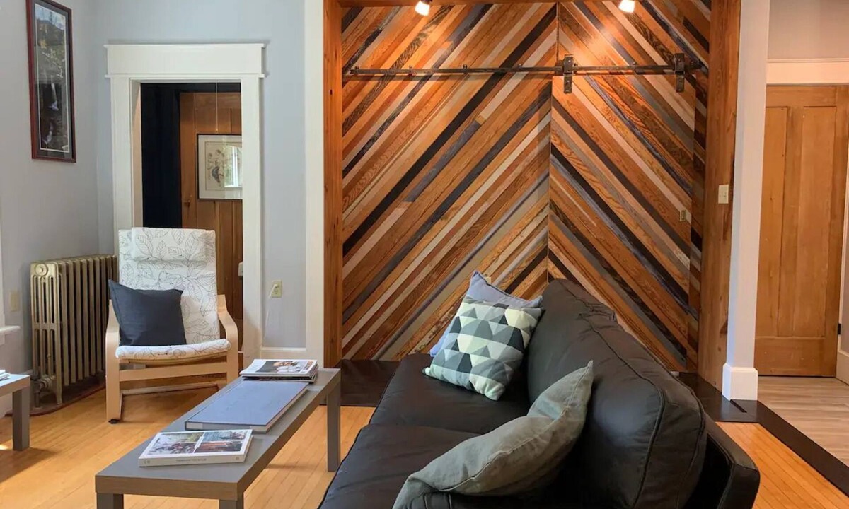 Bath House | MIDCOAST, HISTORIC, FRESH. DOWNTOWN BEAUTIFUL BATH with Laundry