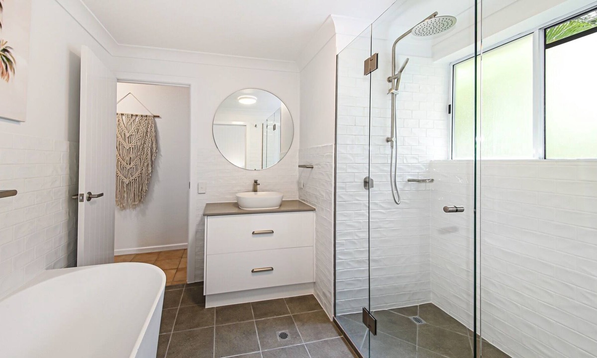 Cootharaba Apartment | Middle Floor Luxury Beachfront