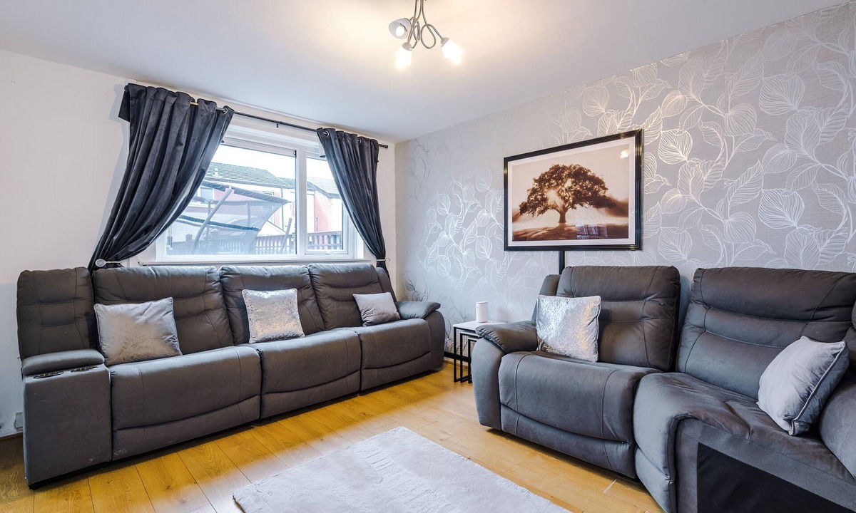 Middleton House | Middleton | 4 Bed | Free Parking | Long stays