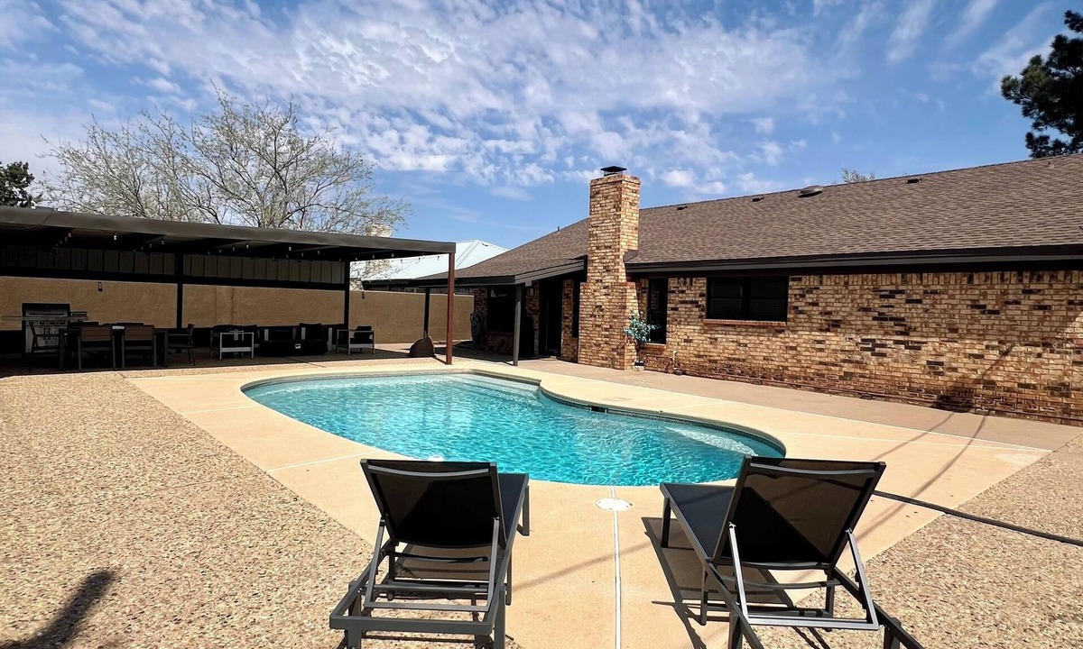 Midland House | Midland Luxe Stay- Private Pool- Sleeps 8 - Dedicated Workspace- Pool Table