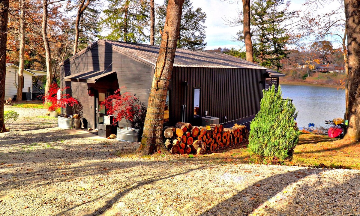 Fayetteville House | Midnight Eddy @ Water's Edge: Lake front~Hot Tub~Fire pit~Kayaks~more