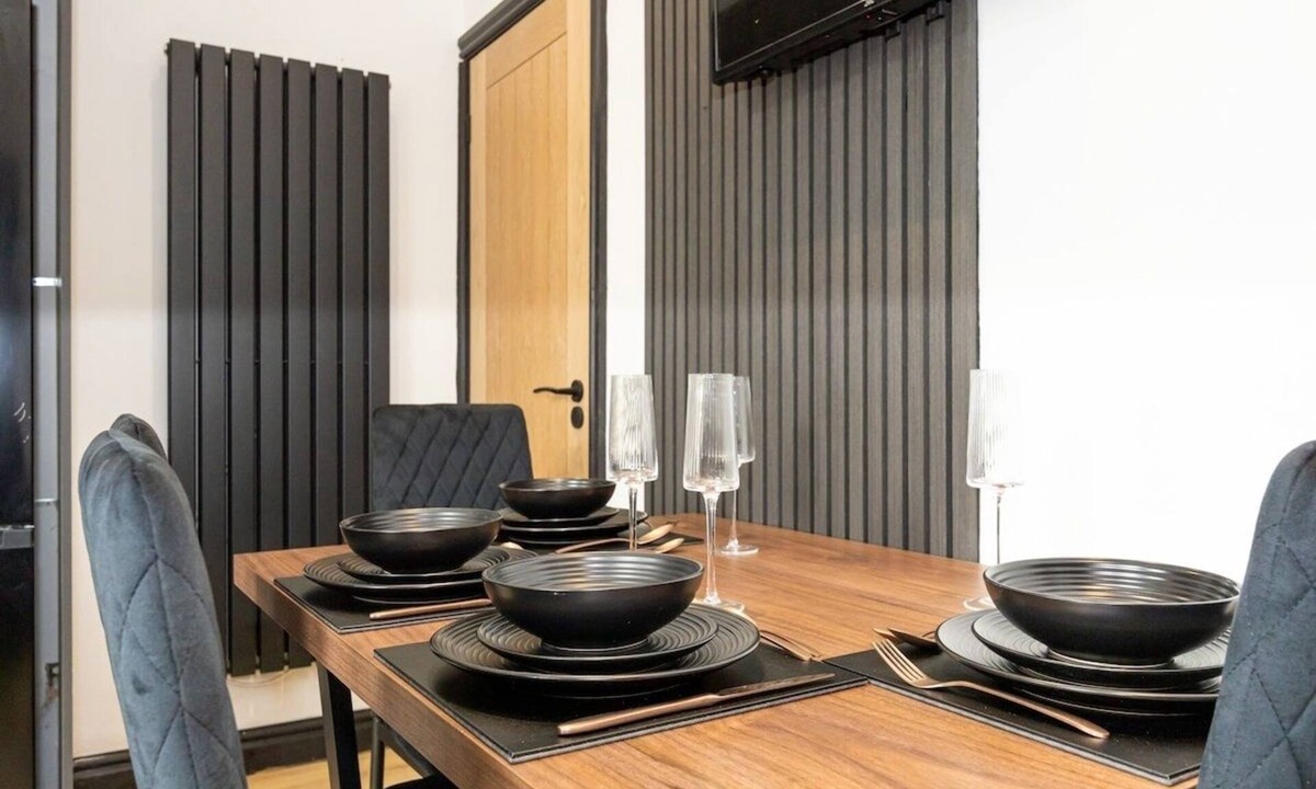 Leigh House | Midnight Manor High Speed Wi-Fi