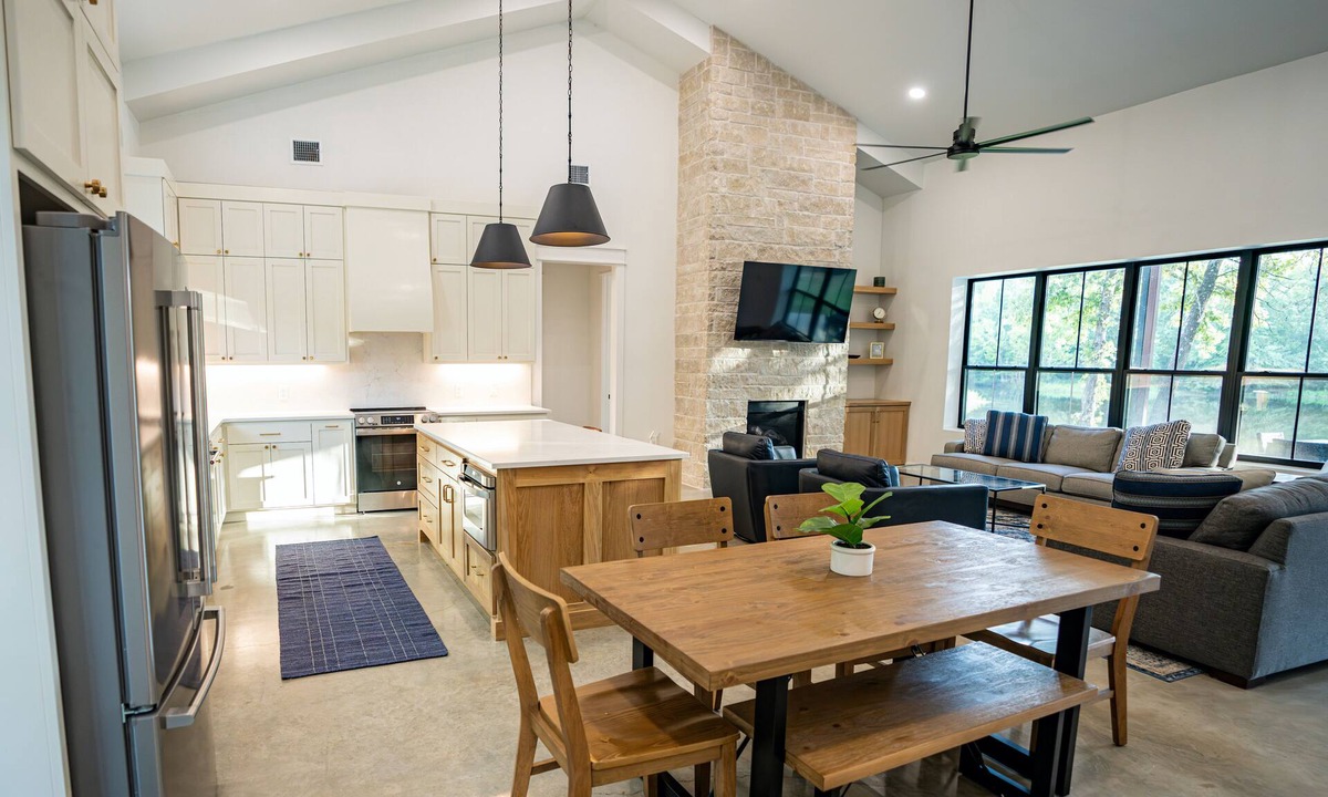 Hearne House | Midnight Oaks Retreat features privacy, and abundant space for r&r